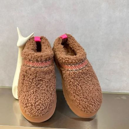 Braune Plüsch-Hausschuhe mit rosa Details, rutschfeste Sohle, gemütlich, Damenmode.