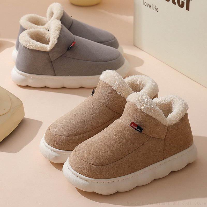 Beige und graue Winterhausschuhe, Plüschfutter, rutschfeste Sohle, gemütlich, warm.