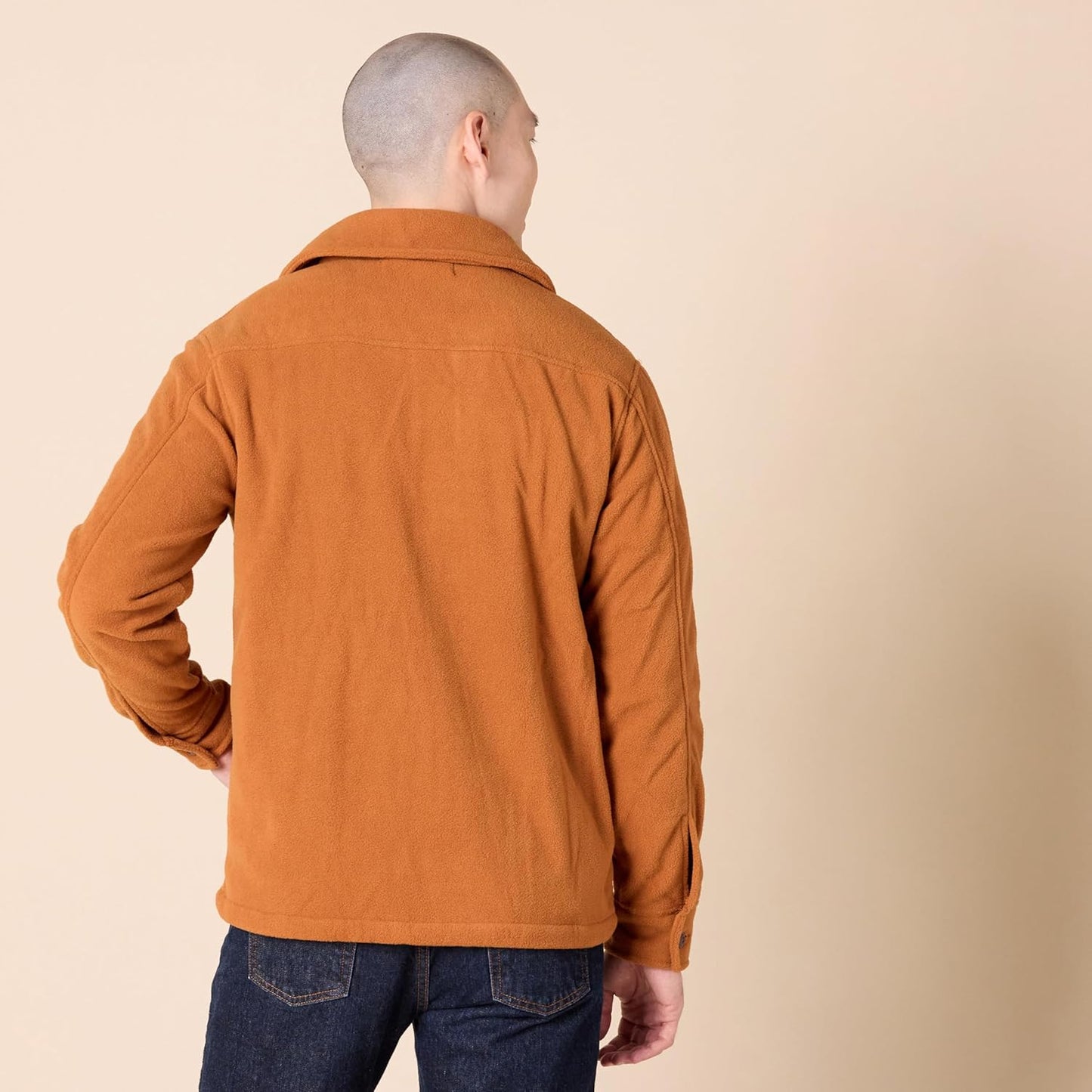 Mann in brauner Fleecejacke, Rückansicht, Freizeitmode, Herbstbekleidung, Herrenmode.