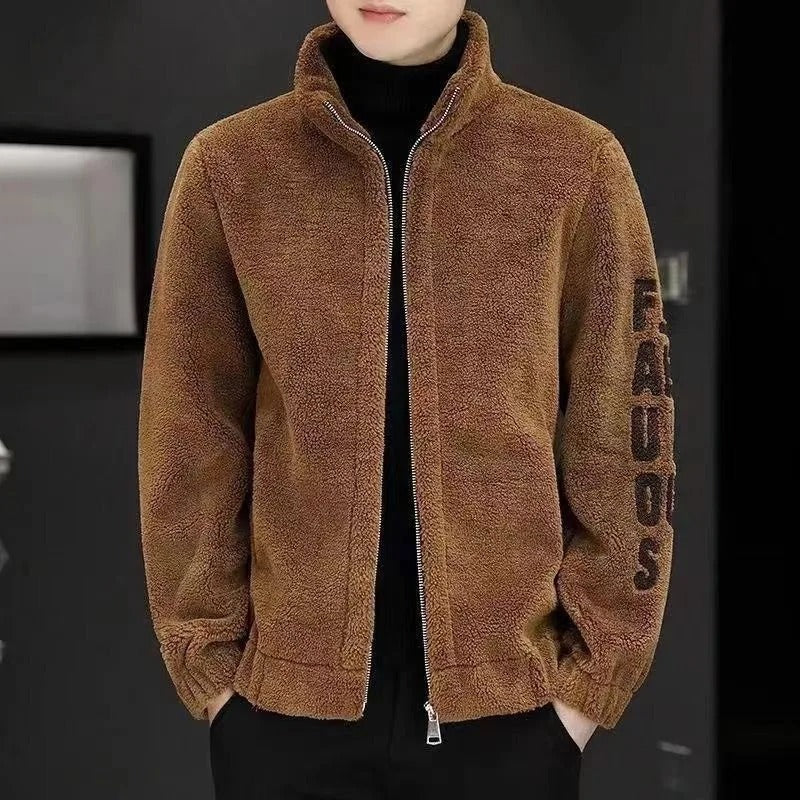 Braune Herren-Fleecejacke mit Reißverschluss, Schriftzug am Ärmel, modisch und warm.