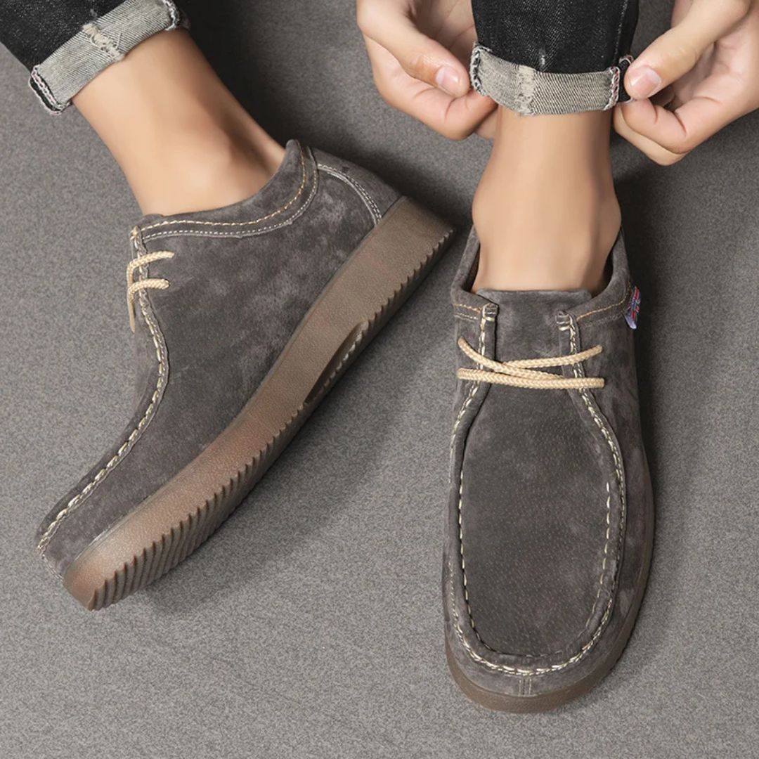 Braune Herren-Slipper aus Wildleder, lässig, bequem, mit Schnürung, ideal für Freizeitkleidung.