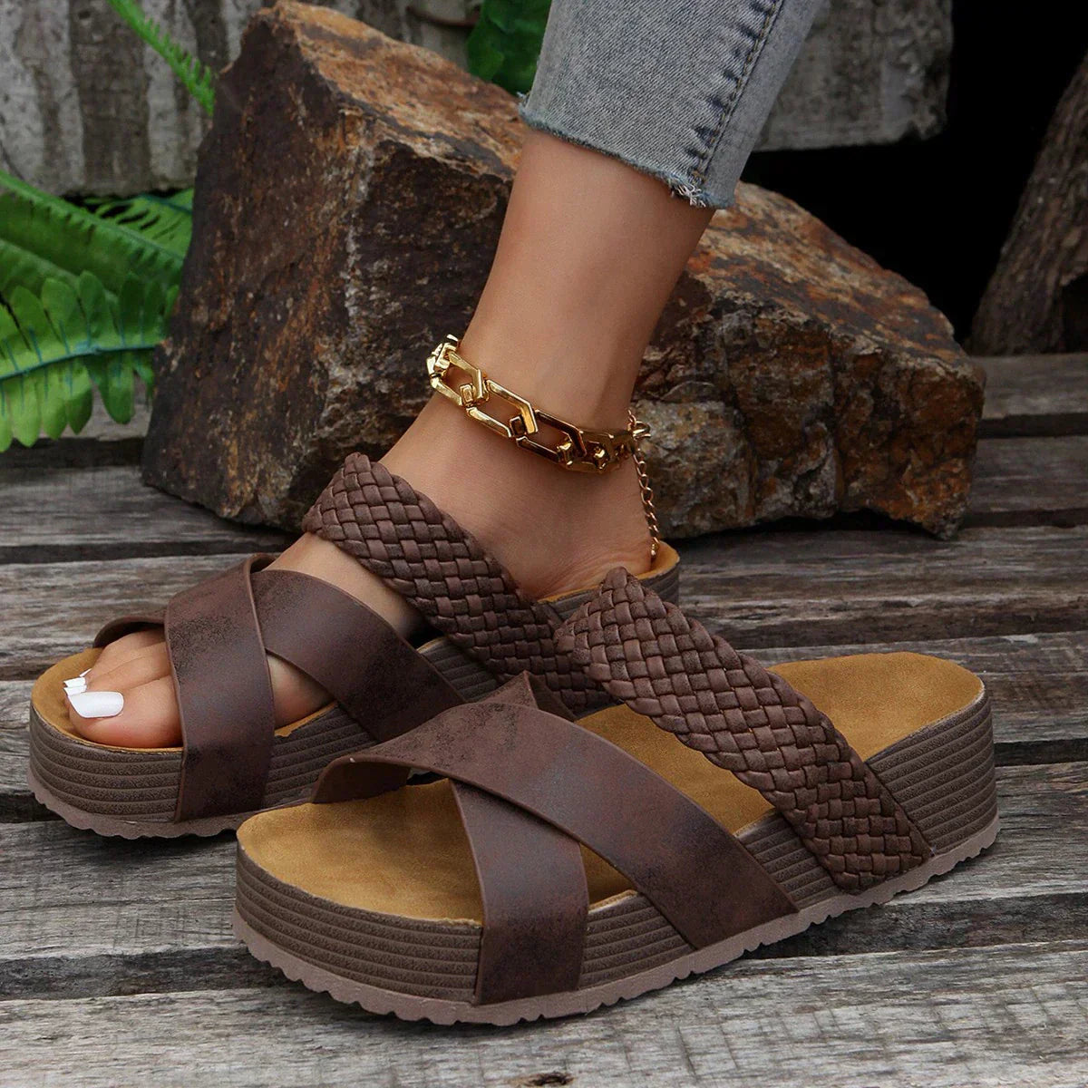 Braune Damen-Sandalen mit Plateau, geflochtenem Riemen, ideal für Sommermode.