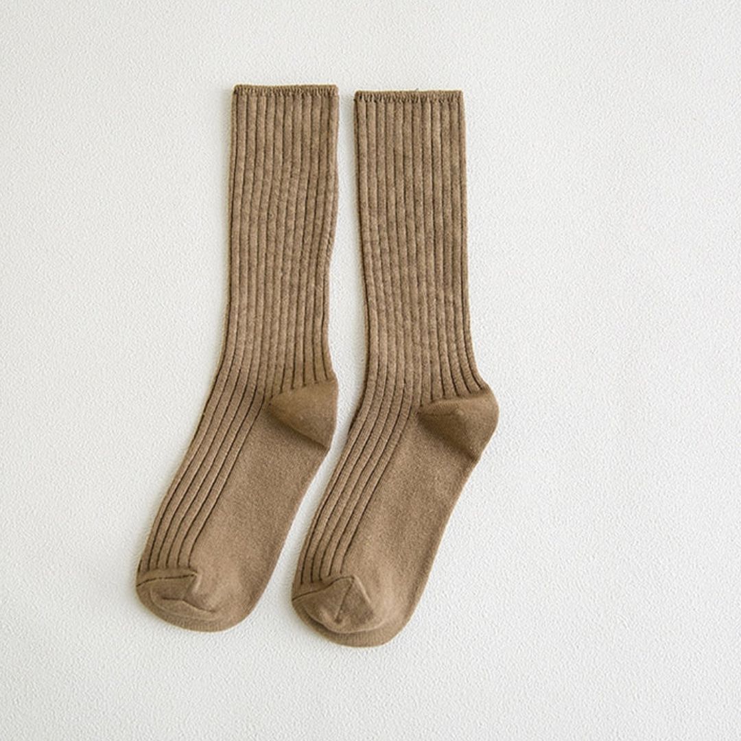 Braune gerippte Socken aus Baumwolle, knielang, bequem, für Damen und Herren.