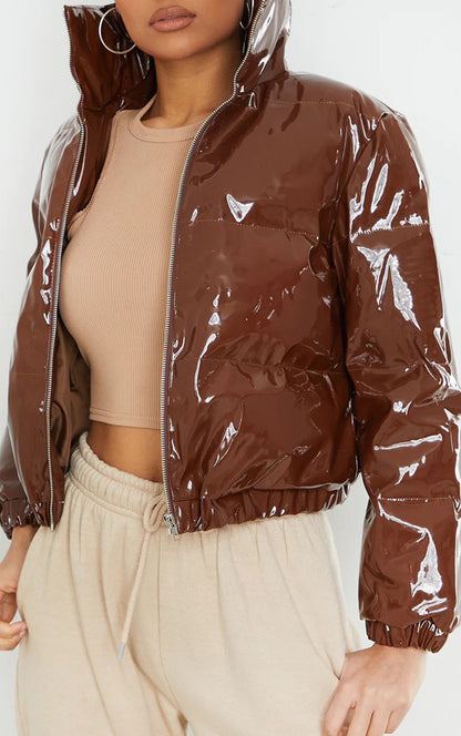 Damen braune Lacklederjacke mit Kapuze, glänzend, modisch, Herbst-Winter-Outfit.