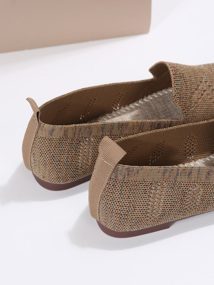Beige Damen-Loafer aus Strickstoff, rutschfeste Sohle, bequem, modisch, elegant.