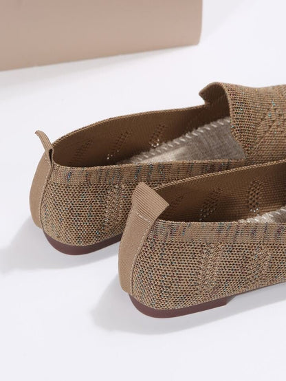Beige Damen-Loafer aus Strickstoff, rutschfeste Sohle, bequem, modisch, elegant.