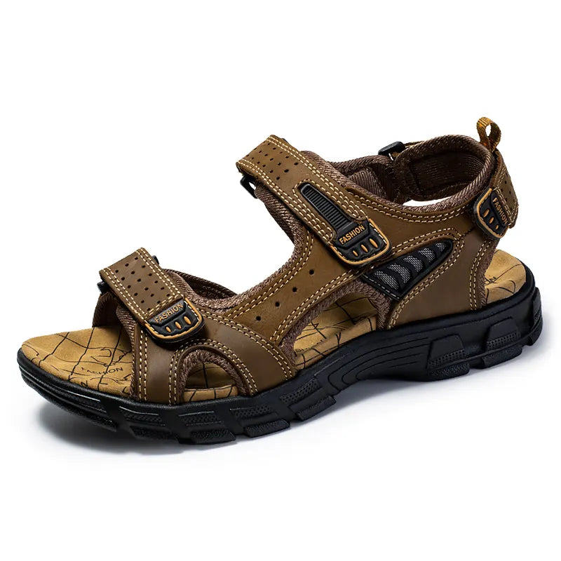 Braune Herrensandale aus Leder mit Klettverschluss, rutschfeste Sohle, ideal für Outdoor-Aktivitäten.