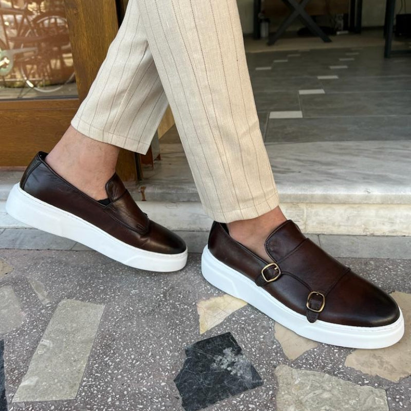 Braune Herren-Slipper mit Doppel-Gesp, handgefertigt, vulkanisierte Sohle, elegant, bequem.