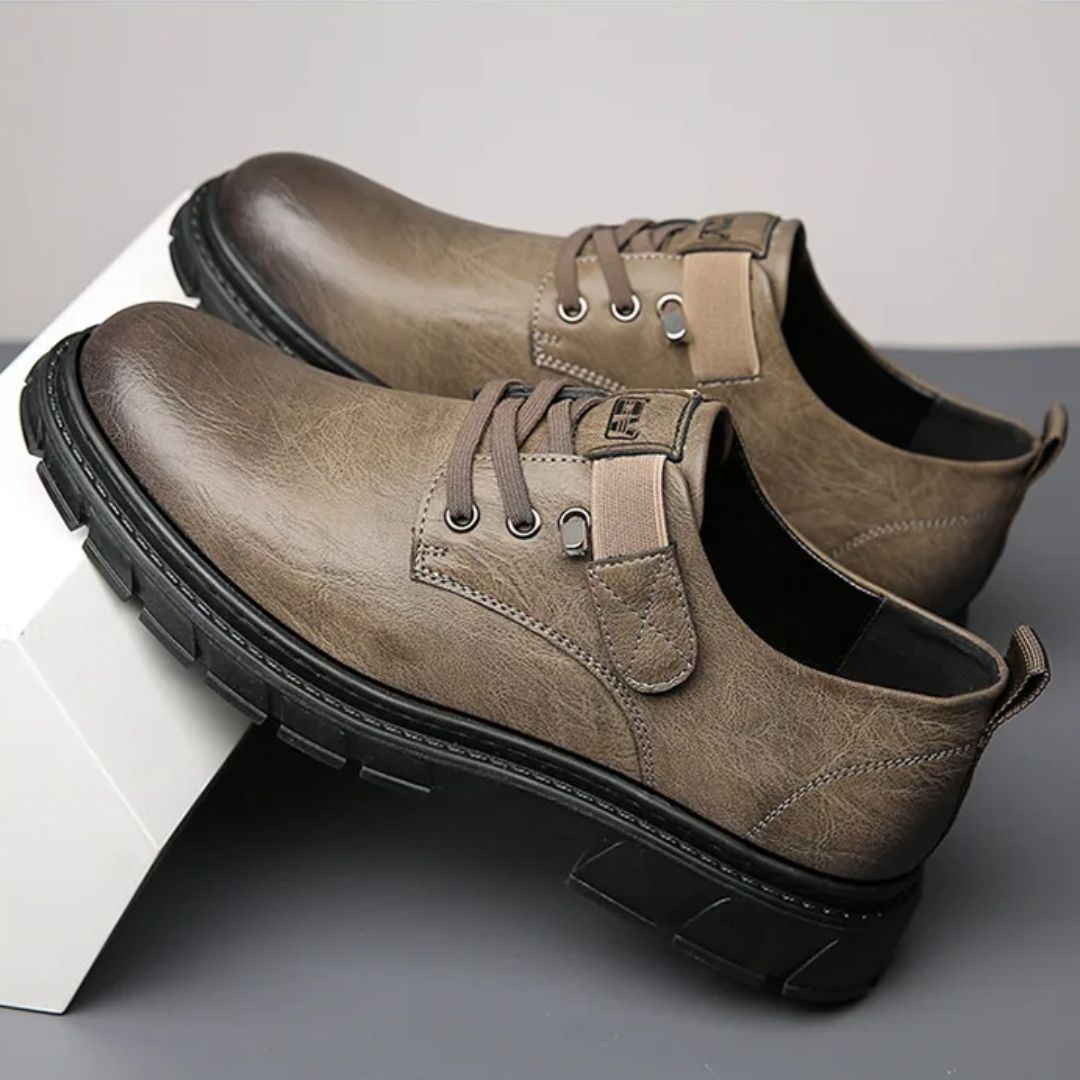 Braune Herrenschuhe aus Leder mit dicker Sohle, modisch und robust, ideal für den Alltag.