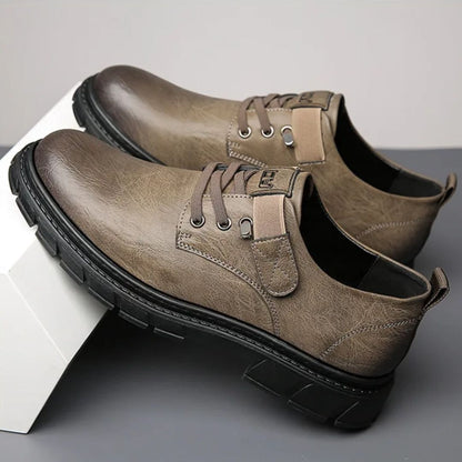 Braune Herrenschuhe aus Leder mit dicker Sohle, modisch und robust, ideal für den Alltag.