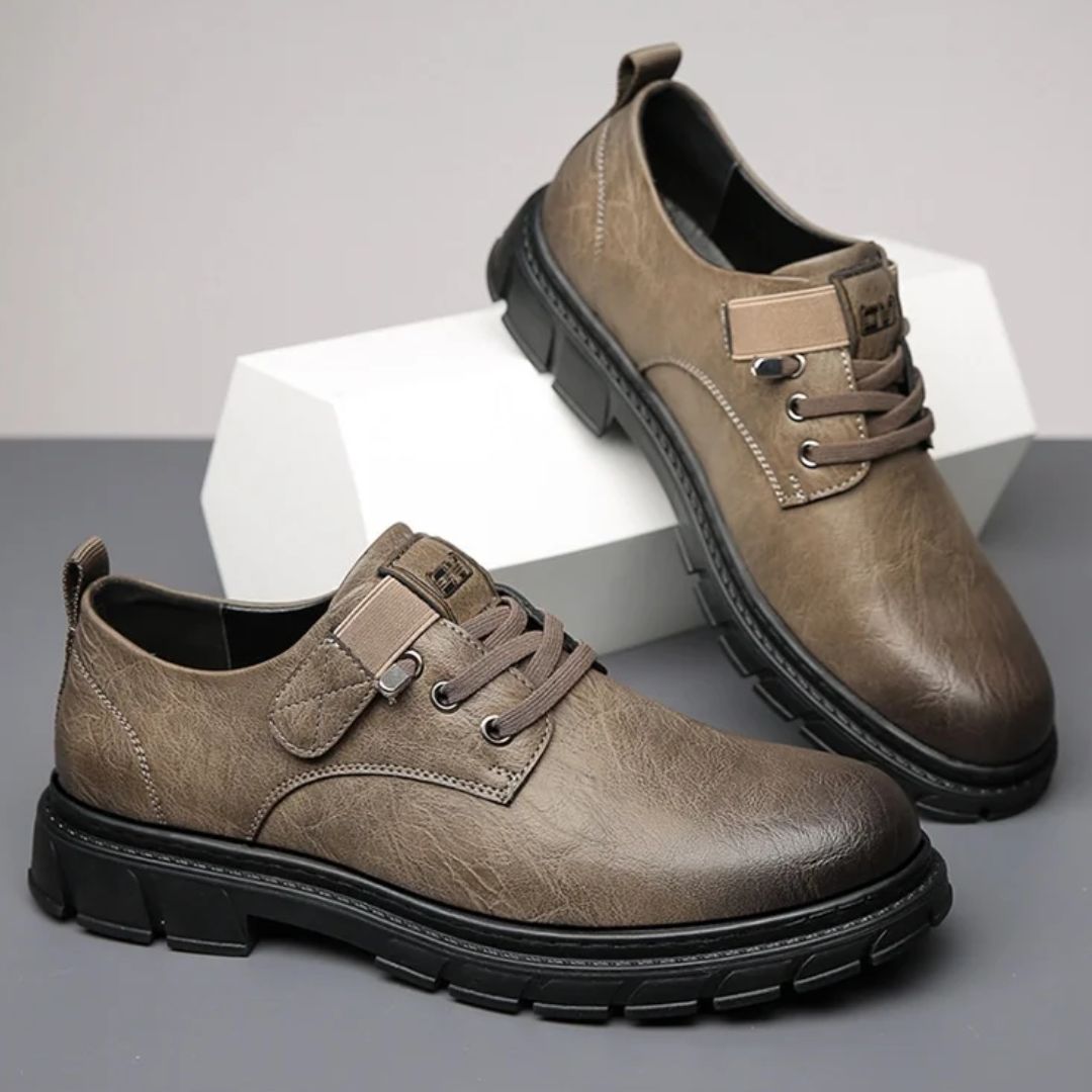 Braune Herrenschuhe aus Leder mit Schnürsenkeln, rutschfeste Sohle, elegant und robust.