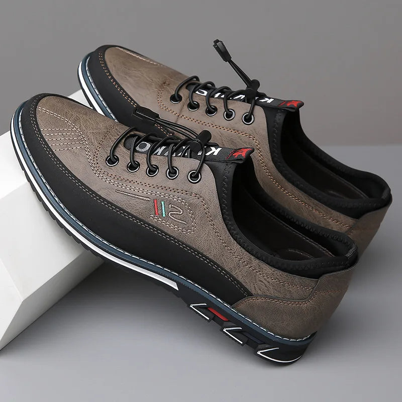Braune Herrenschuhe aus Leder, sportlich-elegant, mit Schnürung und Gummisohle.