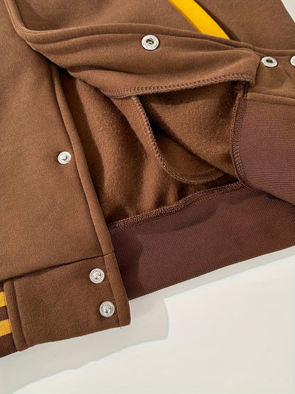Braune Collegejacke mit gelbem Streifen, Druckknöpfen und Fleece-Innenfutter.