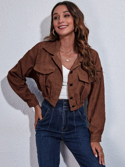Frau trägt braune Jacke, weiße Bluse, blaue Jeans; modische Damenbekleidung, Freizeitlook.