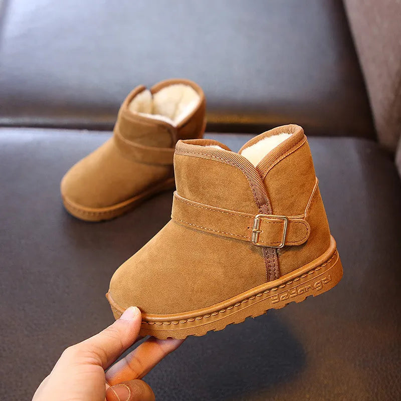 Braune Kinder-Winterstiefel aus Wildleder mit Schnalle, warm gefüttert, rutschfeste Sohle.