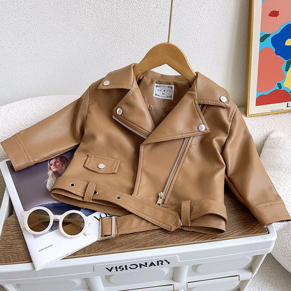 Braune Lederjacke für Kinder, Reißverschluss, Gürtel, modisch, auf Holzstuhl drapiert.