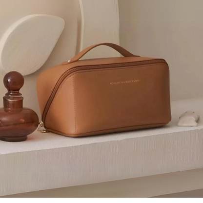 Braune Leder-Kulturtasche mit Reißverschluss, ideal für Reisen, stilvoll und funktional.