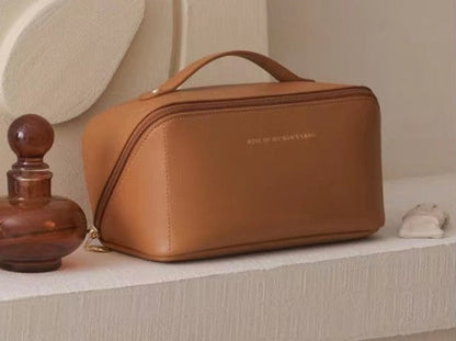Braune Leder-Kulturtasche mit Reißverschluss und Griff, elegant, stilvoll, für Reisen.