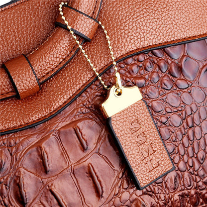 Braune Lederhandtasche mit Krokodilprägung und goldener Kette, stilvoll und elegant.