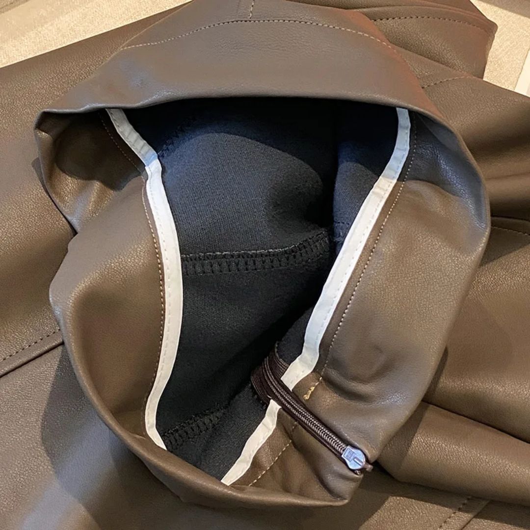 Braune Lederjacke mit schwarzem Innenfutter und Reißverschluss, modisch und hochwertig.