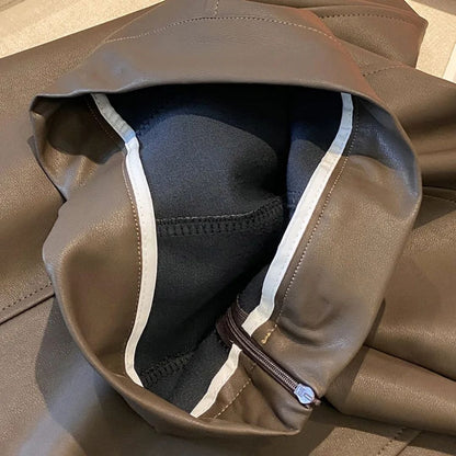 Braune Lederjacke mit schwarzem Innenfutter und Reißverschluss, modisch und hochwertig.