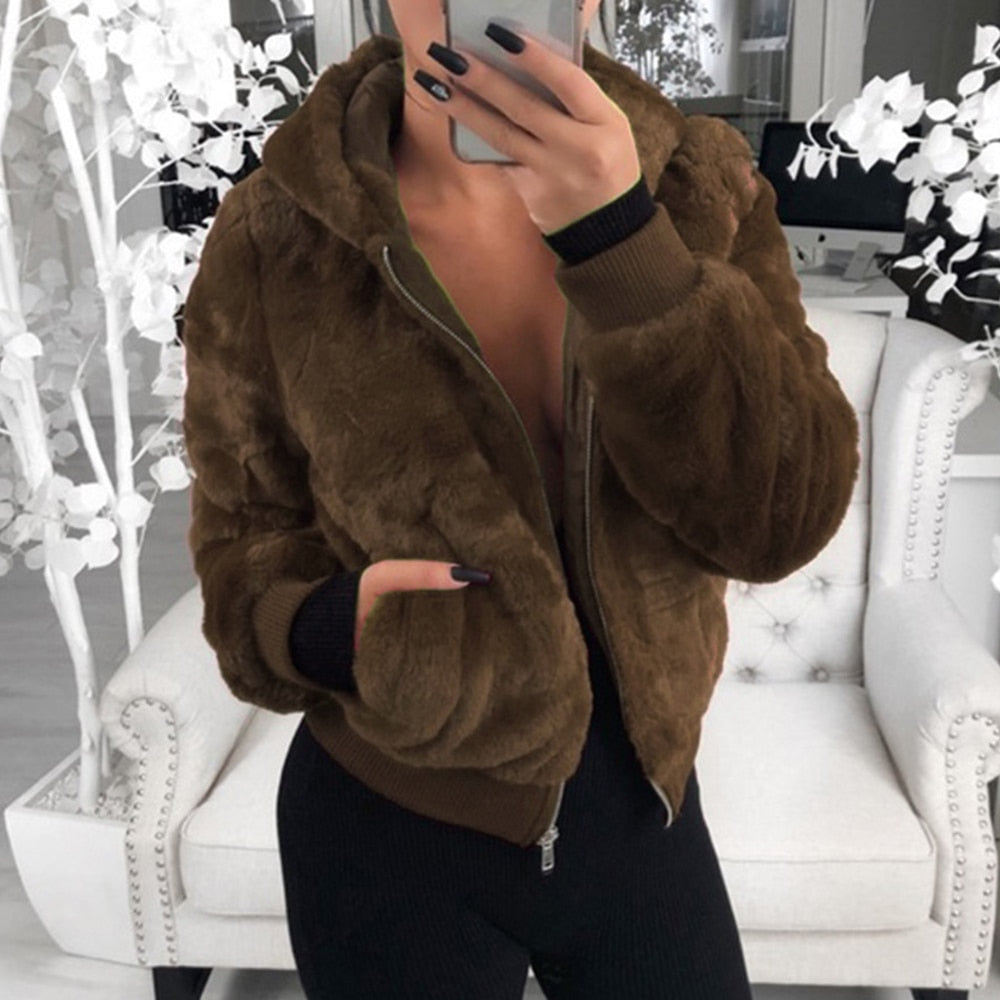 Damen braune Kunstpelzjacke mit Kapuze, modisch, warm, Winterbekleidung, gemütlich.
