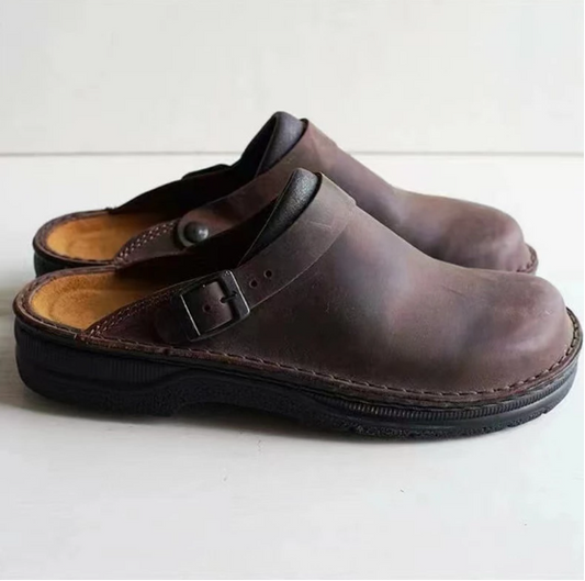 Braune Leder-Clogs mit Schnalle, bequeme Herrenschuhe, rutschfeste Sohle, Freizeitmode.