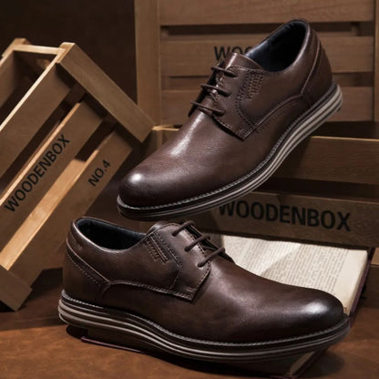 Braune Herrenschuhe aus Leder, elegant, mit Schnürung, auf Holzkisten präsentiert.