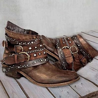 Braune Lederstiefeletten mit Nieten und Schnallen, Vintage-Design, Damenmode, rustikaler Stil.
