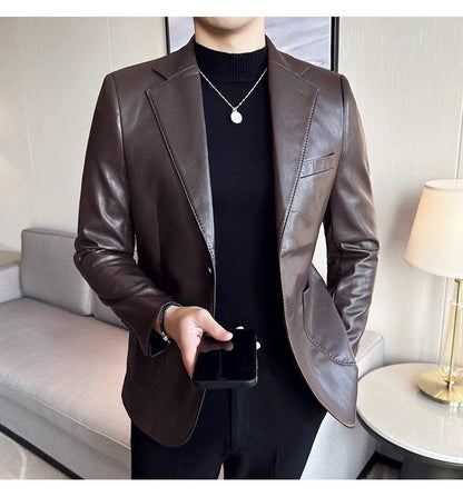 Mann im braunen Lederblazer, schwarzes Hemd, Smartphone, elegantes Outfit, modernes Wohnzimmer.