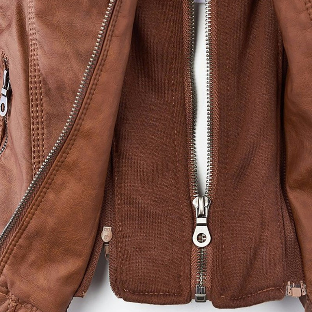 Braune Lederjacke mit Reißverschluss, Nahaufnahme, modische Oberbekleidung, Herrenmode.
