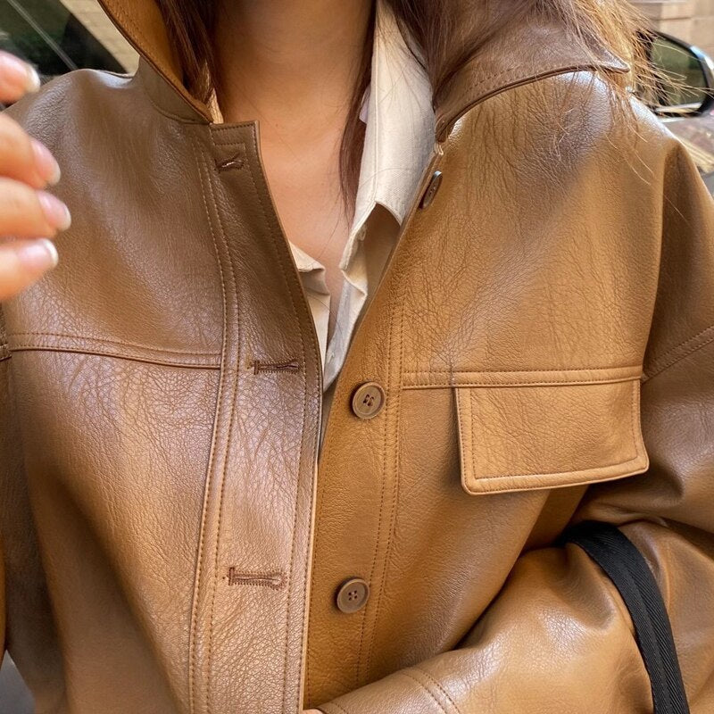 Damen Lederjacke braun, Knopfleiste, modisch, Herbstmode, elegantes Design, Streetwear.