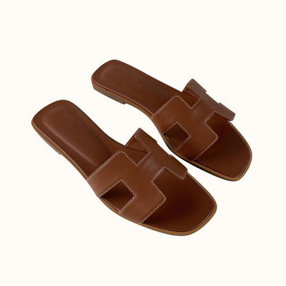 Braune Ledersandalen für Damen, flach, modisch, bequem, Sommerschuhe, quadratische Zehenform.