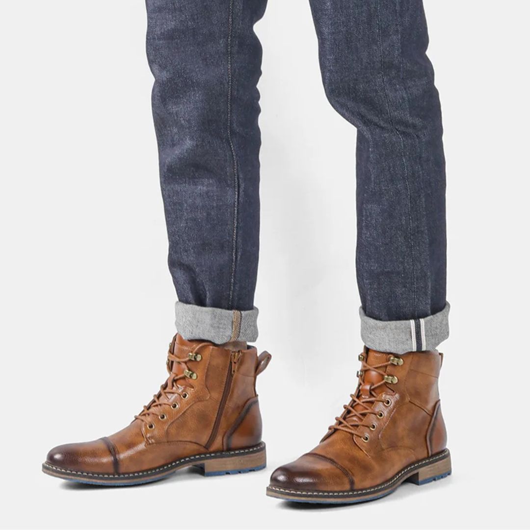 Braune Lederstiefel für Herren, geschnürt, mit Jeans kombiniert, modisch und robust.