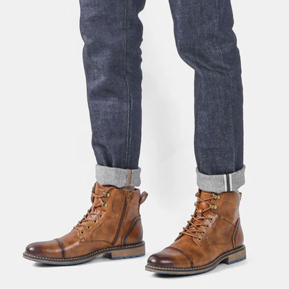 Braune Lederstiefel für Herren, geschnürt, mit Jeans kombiniert, modisch und robust.