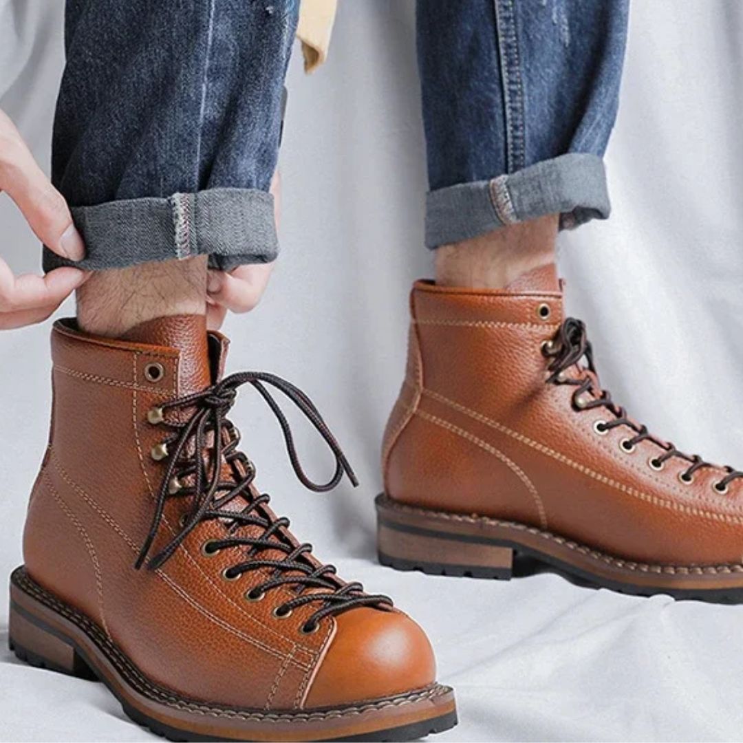 Braune Lederstiefel für Herren, geschnürt, robust, modisch, ideal für Herbst und Winter.