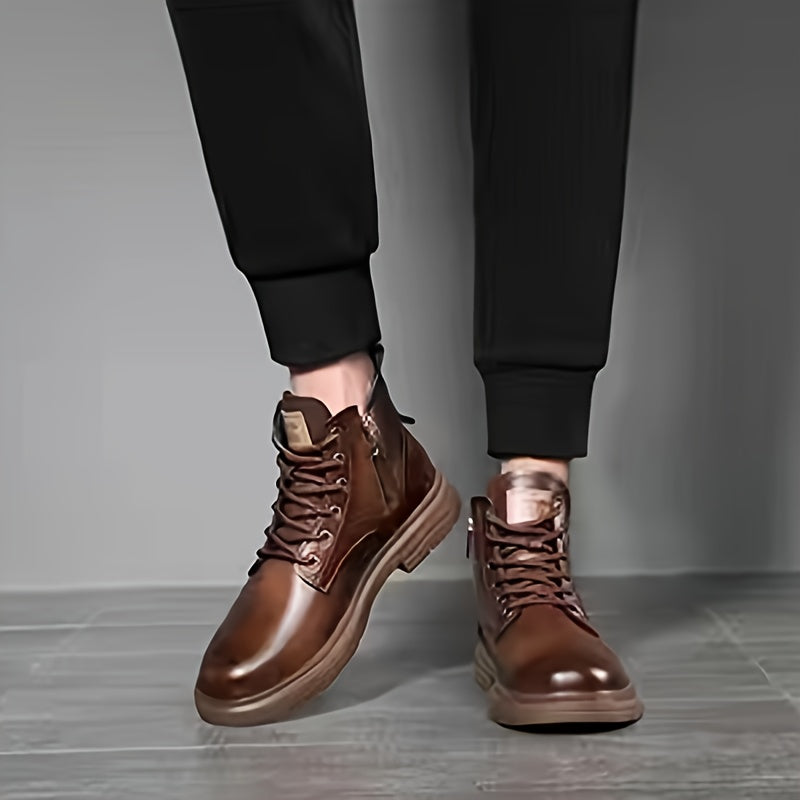 Braune Herrenstiefel aus Leder, Schnürung, Reißverschluss, modisch, elegant, Herbstmode.