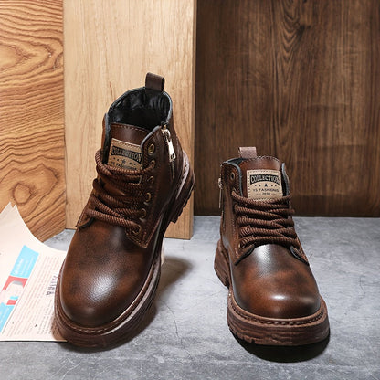 Braune Lederstiefel mit Schnürsenkeln und Reißverschluss, Herrenmode, robustes Design.