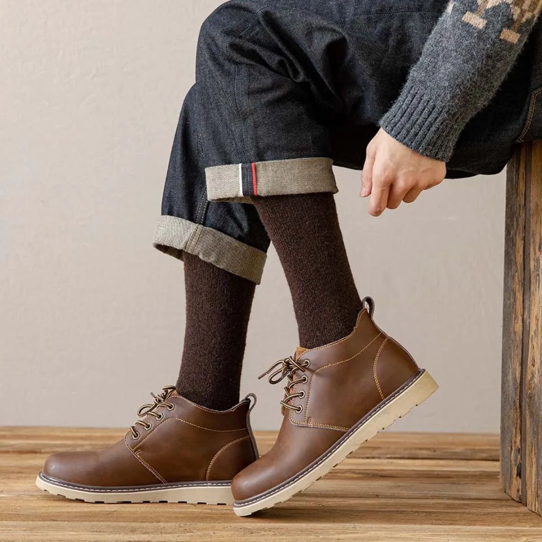 Braune Lederstiefel für Herren, lässig, robust, mit Schnürung, ideal für Herbstmode.