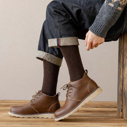 Braune Lederstiefel für Herren, lässig, robust, mit Schnürung, ideal für Herbstmode.
