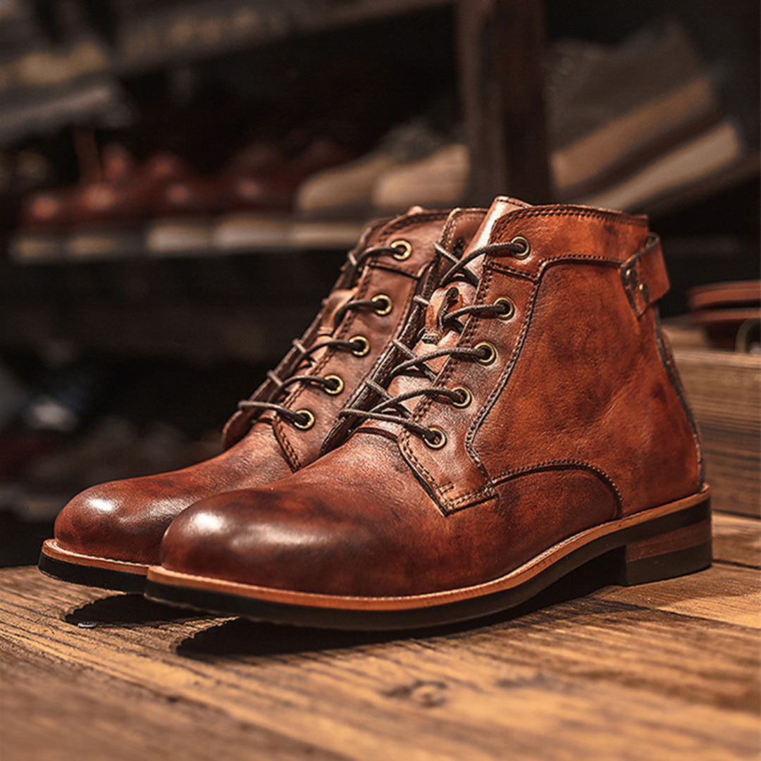 Braune Lederstiefel für Herren, Vintage-Design, Schnürung, robuste Sohle, stilvoll und elegant.