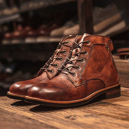 Braune Lederstiefel für Herren, Vintage-Design, Schnürung, robuste Sohle, stilvoll und elegant.