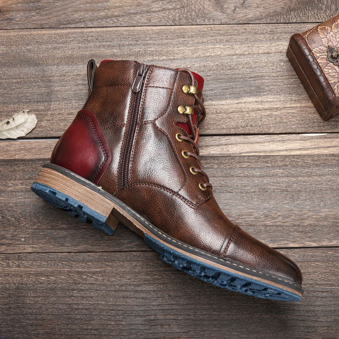 Brauner Lederstiefel für Herren mit Schnürung und Reißverschluss auf Holzboden.
