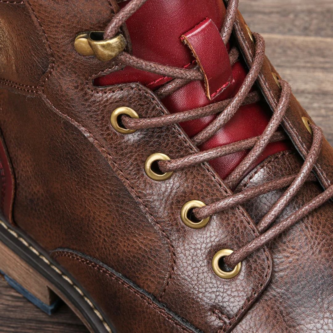 Brauner Lederstiefel mit roten Akzenten, robuste Schnürsenkel, Outdoor-Mode, Herrenstiefel.