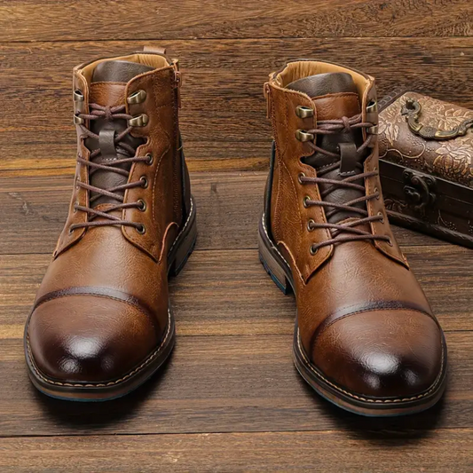 Braune Lederstiefel für Herren, Vintage-Design, robuste Schnürung, Holzhintergrund.