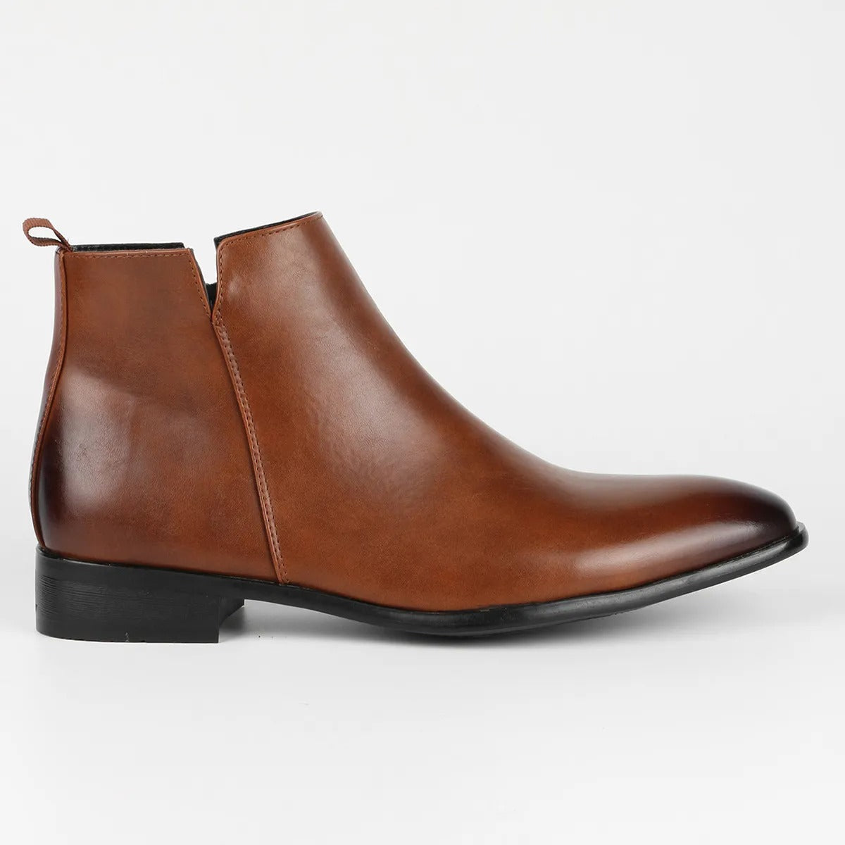 Brauner Lederstiefel für Herren, elegantes Design, seitlicher Reißverschluss, glatte Oberfläche.