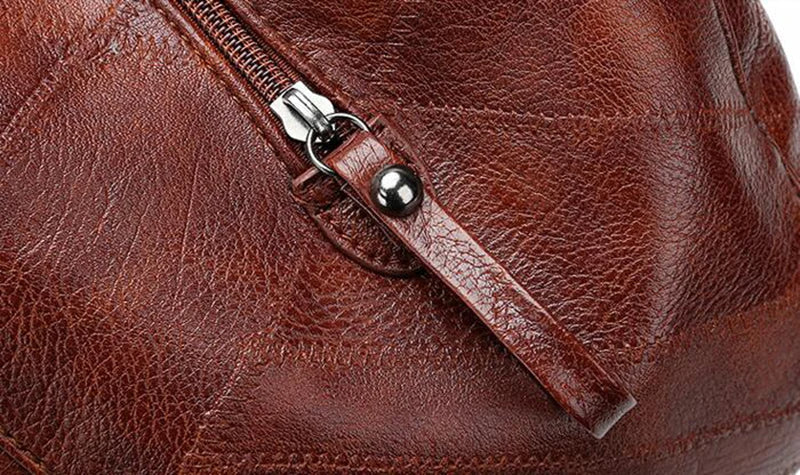 Braune Ledertasche mit Reißverschluss, hochwertiges Material, stilvolles Accessoire.