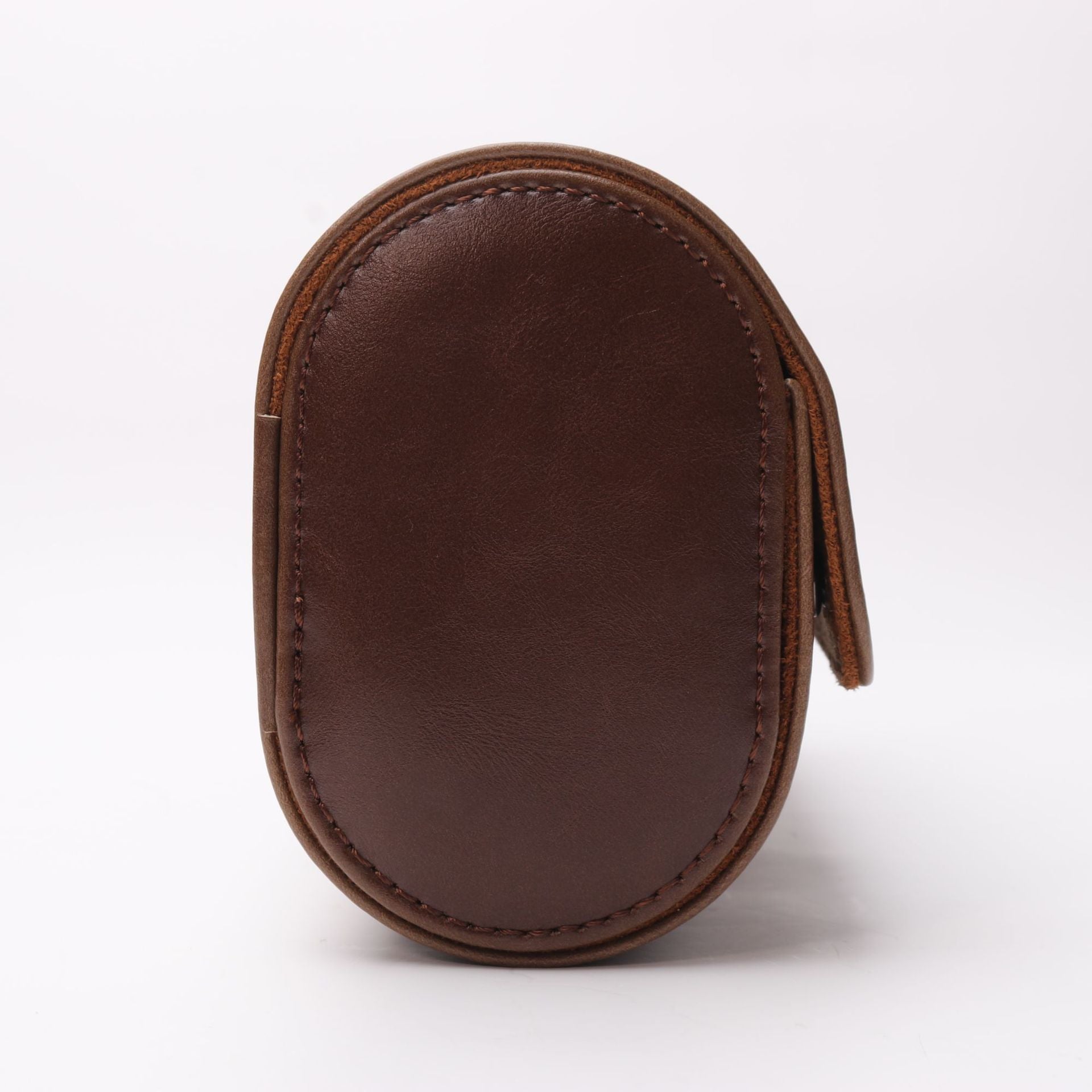 Braunes Lederetui oval, hochwertig, für Brillen oder Accessoires, elegant und stilvoll.