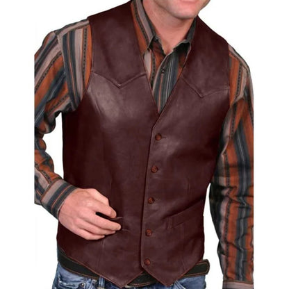 Mann in brauner Lederweste, gestreiftes Hemd, Westernstil, Herrenmode, Freizeitkleidung.