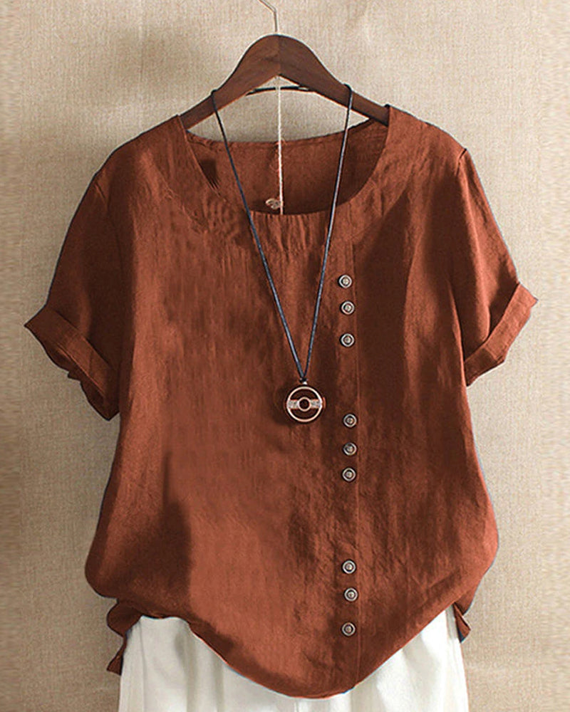Braune Leinenbluse mit Knopfleiste, Kurzarm, lässig, Damenmode, hängend auf Holzkleiderbügel.